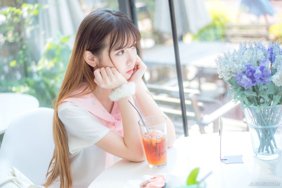“如果夫君不小气的话，姐姐就真该担忧你的将来了。”大乔苦笑道，如果吕布真的一点反应都没有，那就证明，小乔在吕布眼里，依旧是个玩物，现在整个乔家都迁来了长安，仰吕布鼻息生存，如果他们姐妹失宠了，那对乔家来说，就是一个巨大的打击，就算吕布不去对付乔家，也不会再关照，那些嗅觉敏锐的政客们绝对不会放过这个打击乔家的机会。